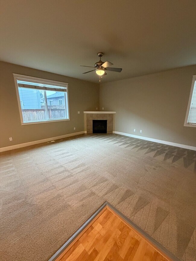 Foto del edificio - 3-Bed/2.5 Bath + Office & Bonus Room on Quiet Dead-End Street