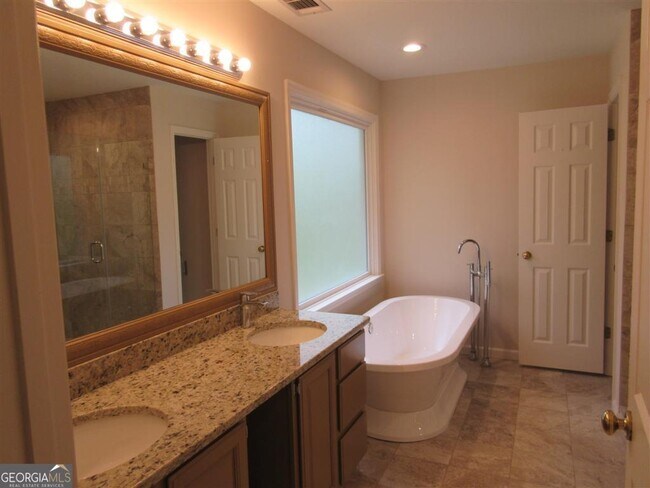 Building Photo - 4635 Villa Chase Dr NE