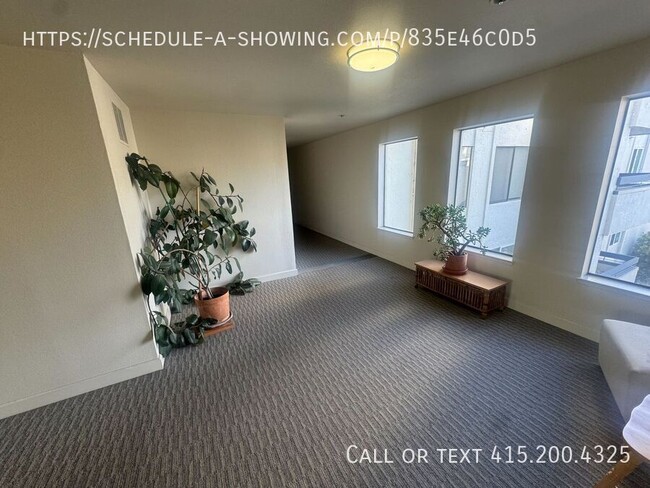 Building Photo - Bright & Modern 2 Bed, 2.5 Bath Condo in O...