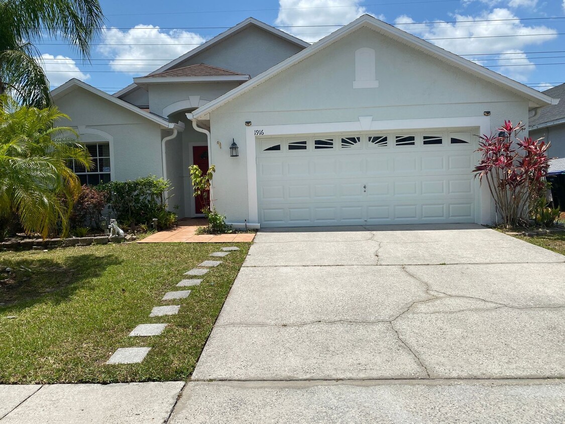 Foto principal - 3 Bedroom 2 bath Home in Cypress Lakes