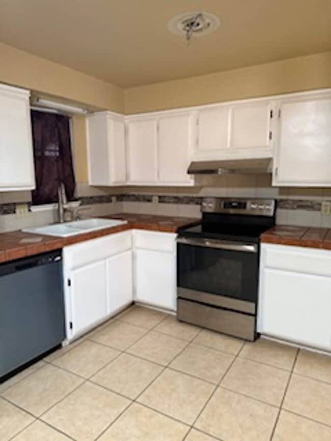 Building Photo - 1865 Putman Dr