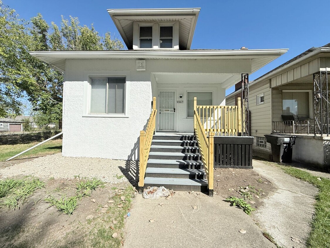 Foto principal - This beautifully updated 3-bedroom, 1-bath...
