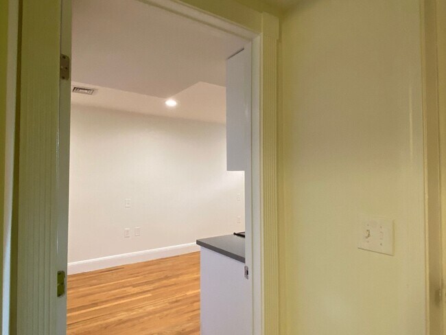 Foto del edificio - Beautiful updated studio with all utilitie...