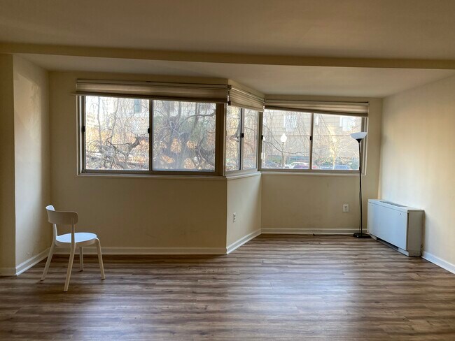 Building Photo - 922 24th St NW