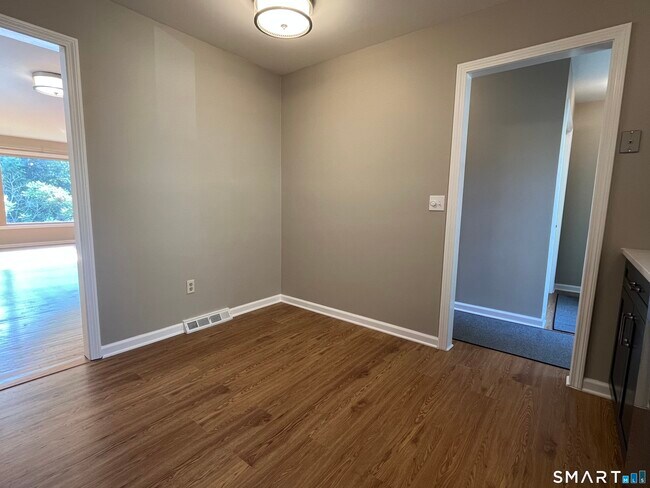 Foto del edificio - 124 Colonial Hill Dr