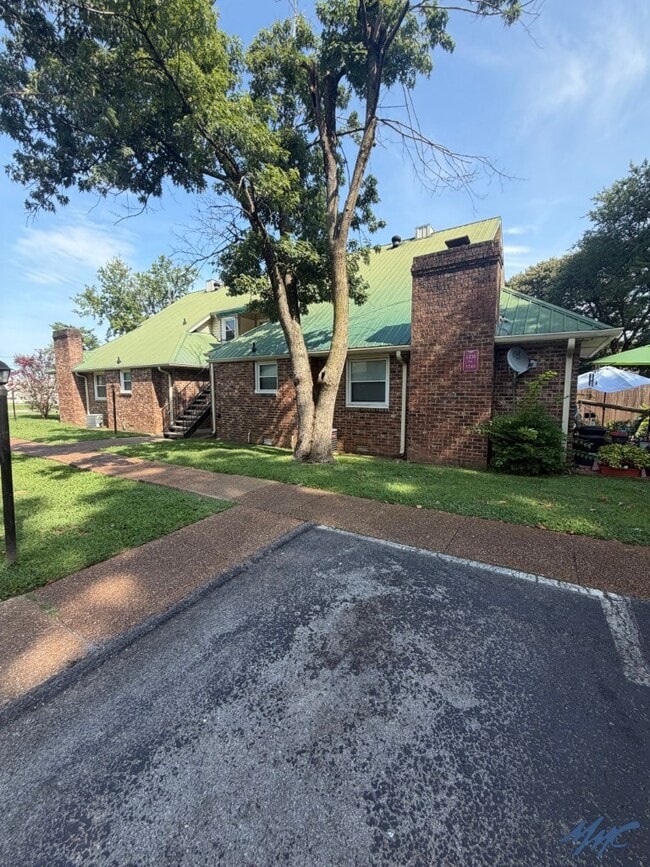 Building Photo - 1246 Hamilton Dr