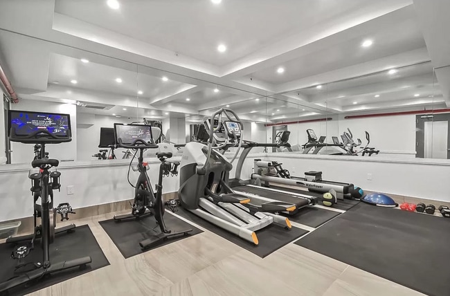 Building Photo - 695 6th Ave