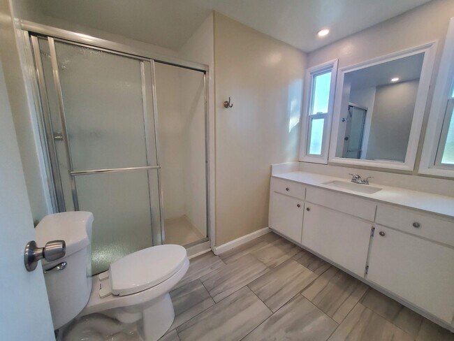 Foto del edificio - Private 2x2 Santa Rosa Townhouse with pool, 2-car garage, workshop area, fireplace, W/D Hookups