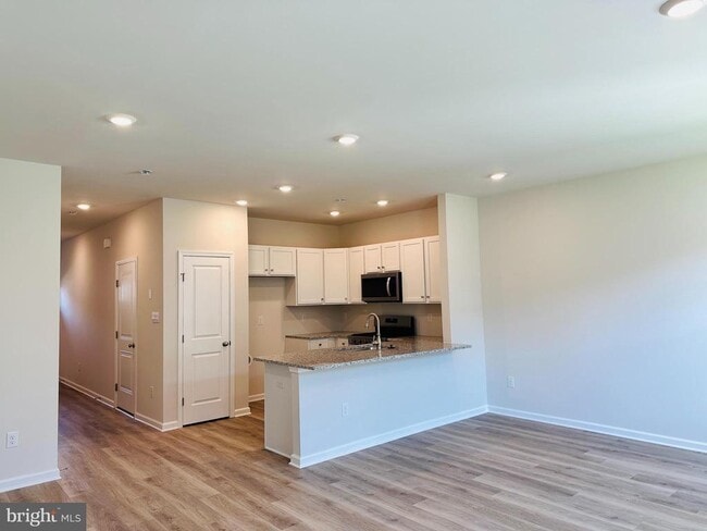 Building Photo - 8 Elenor Ln
