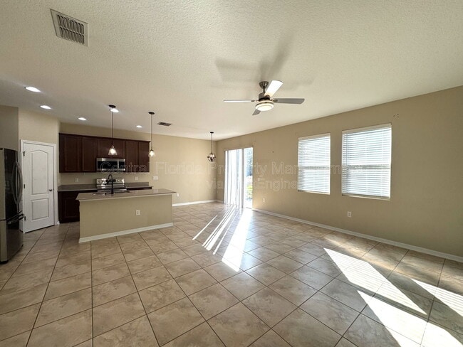 Building Photo - 215 Lakeshore Dr