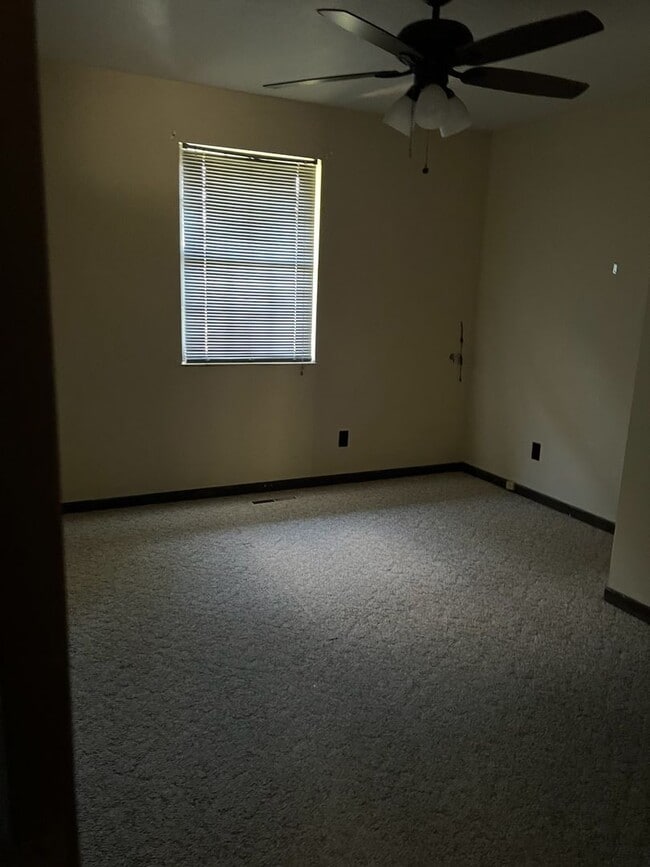 Building Photo - Spacious Beauty