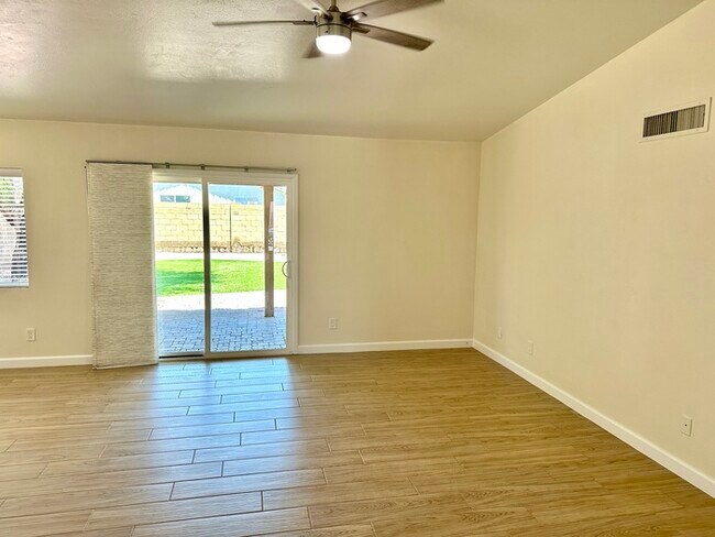Foto del edificio - Beautifully updated Mesa home near Whitman Park with wood-look tile, fresh paint, vaulted ceiling...