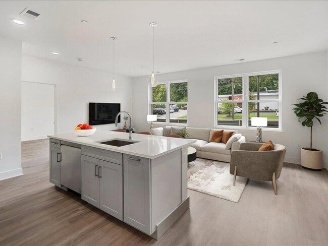 Building Photo - Madison Mall on Main Apartments