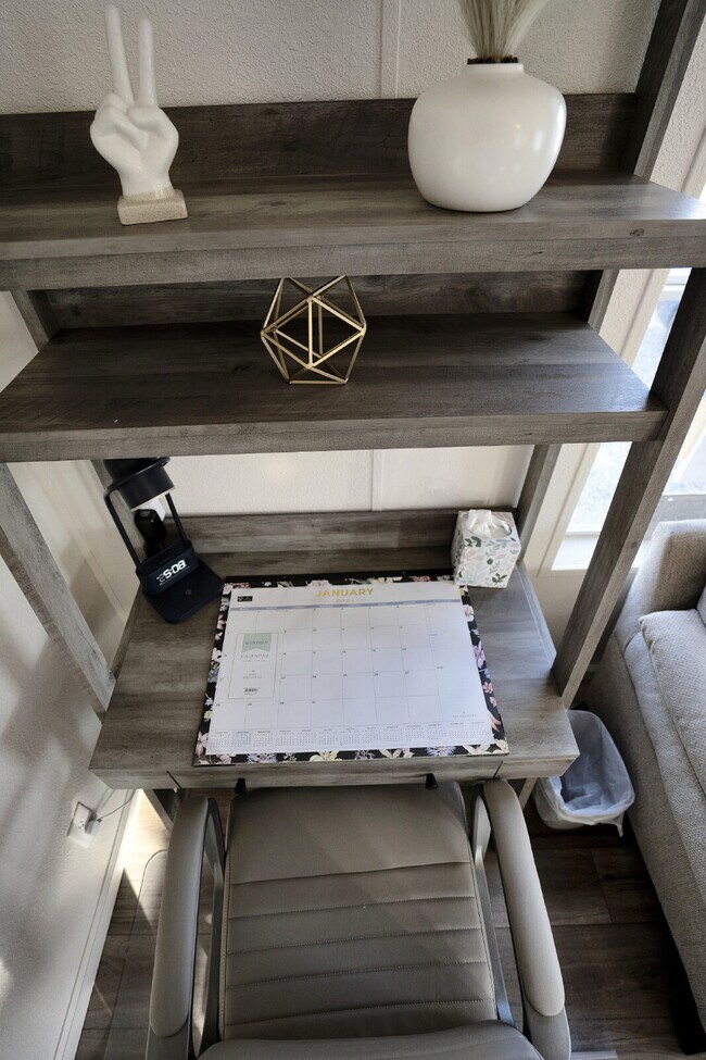 Foto del edificio - Modern Furnished 2 Bed/2 Bath Home • Laundry • Internet Included