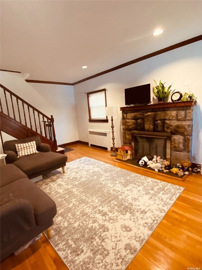 Foto del edificio - 63-52 Ellwell Crescent