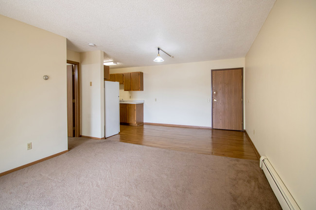 Sala de estar y área de comedor - Red Oak 48-Unit (City View Apartments)