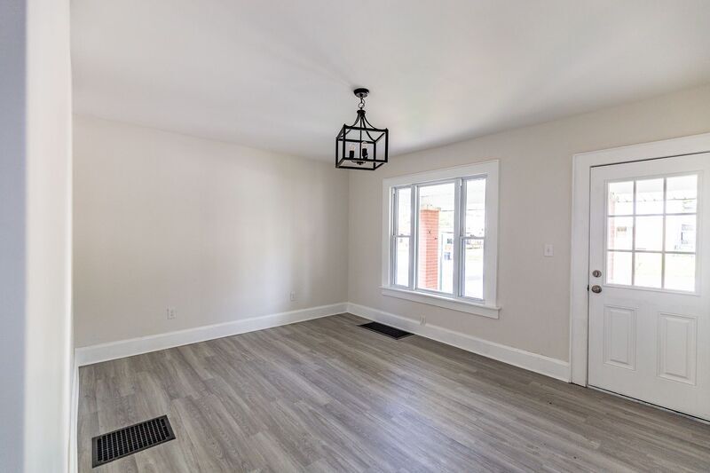 Foto principal - 2876 Indianola Ave