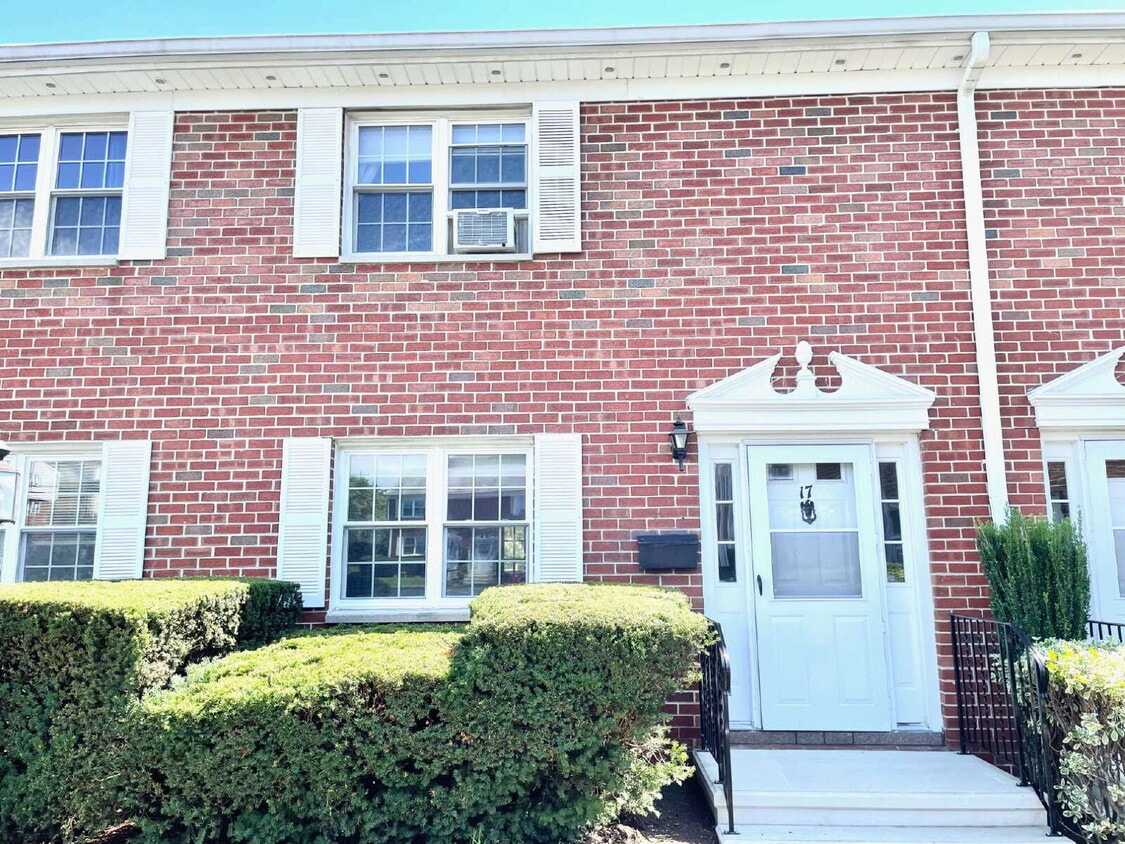 Spacious 2-Bed, 2-Bath Townhouse-Style Condo – Cul-de-Sac in Shippan - Available August 15! - Spacious 2-Bed, 2-Bath Townhouse-Style Condo – Cul-de-Sac in Shippan - Available August 15!