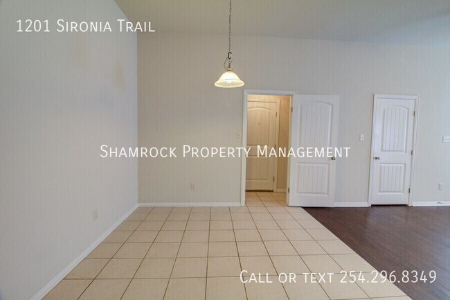 Building Photo - Great Location along Highway 84