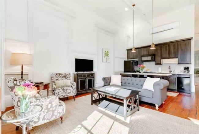 Building Photo - 2010 The Strand