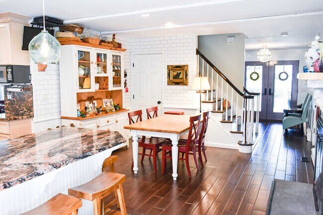 Building Photo - 9 Deauville Ct