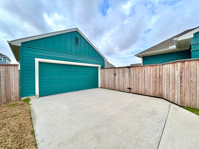 Building Photo - 202 Elm Br Trl