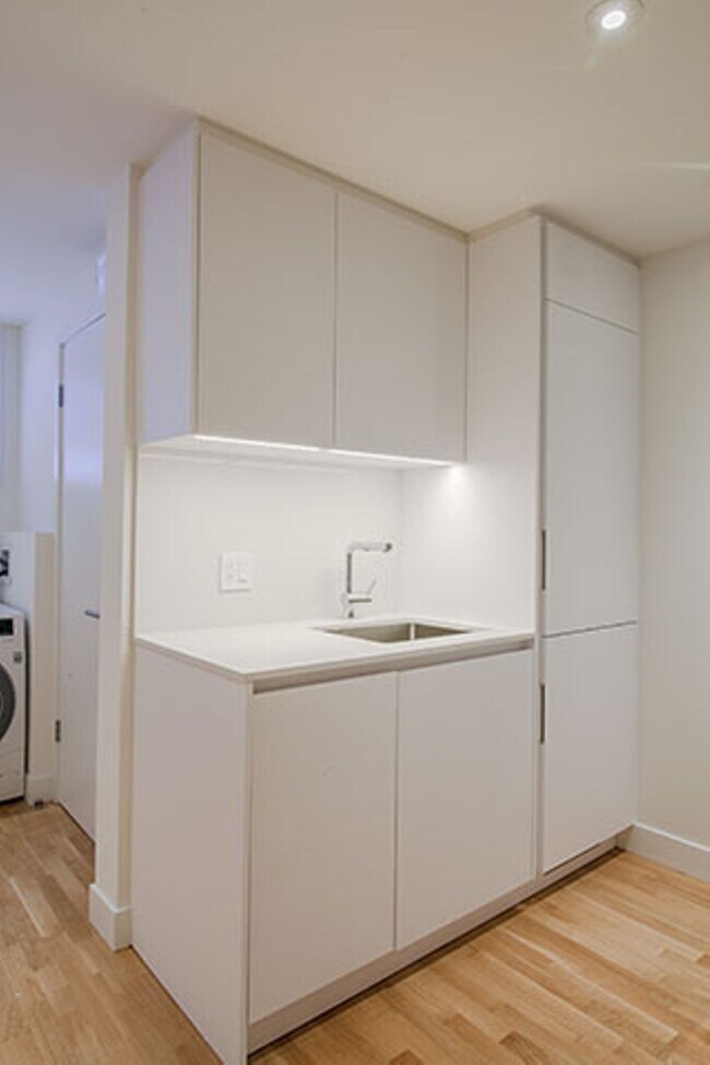 Building Photo - 25 Av des Pins O