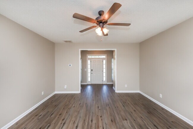 Building Photo - 229 Oakview Dr