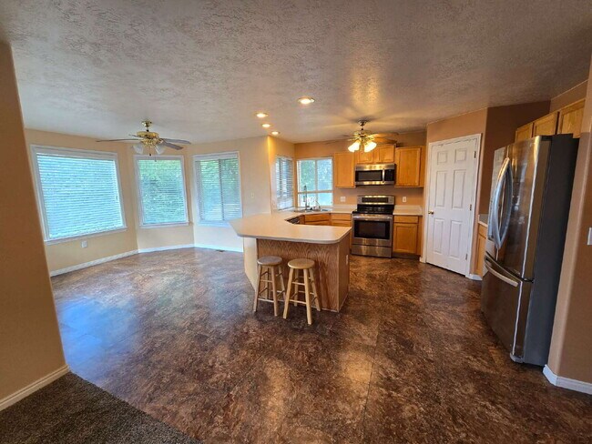 Foto del edificio - "Expansive 6-Bedroom Home with RV Parking ...