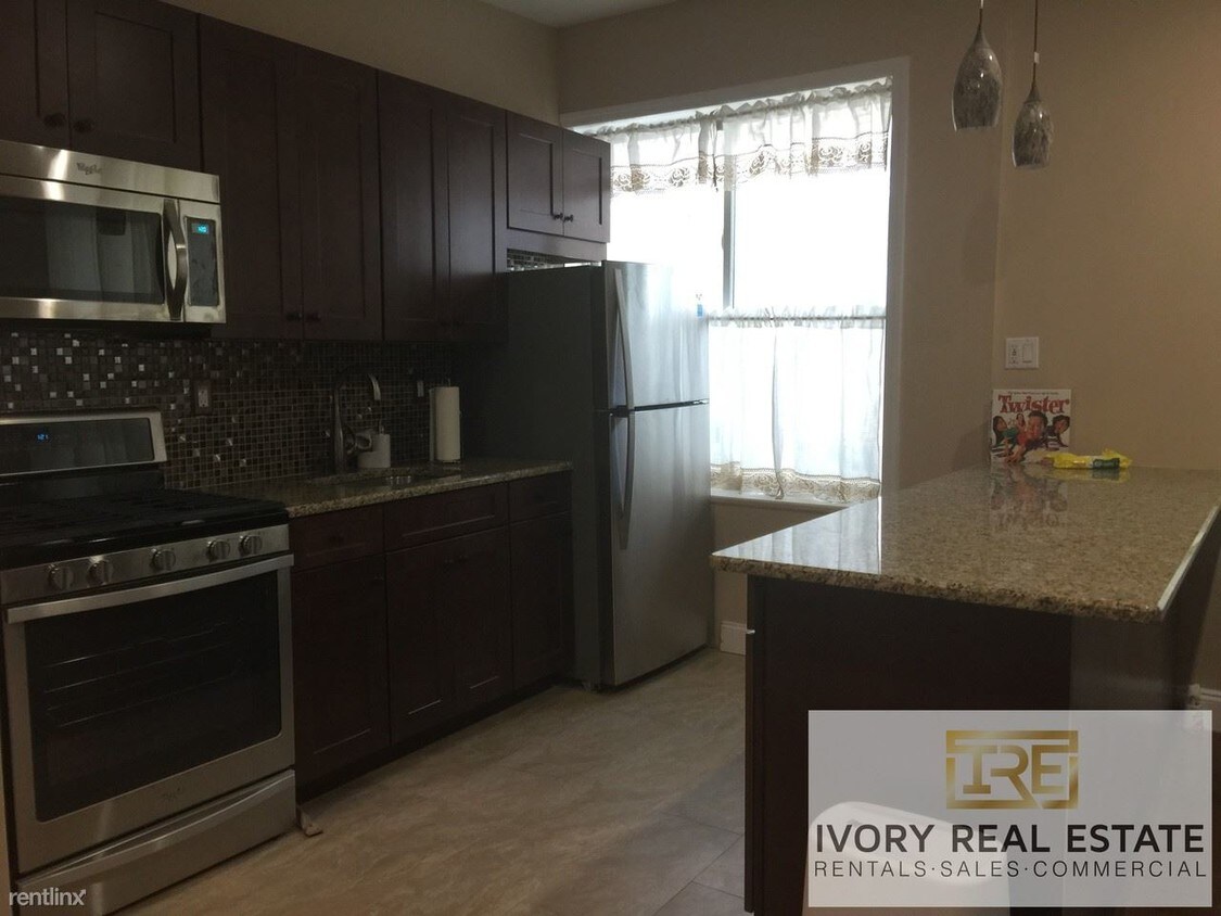 Foto principal - 228 E 93rd St