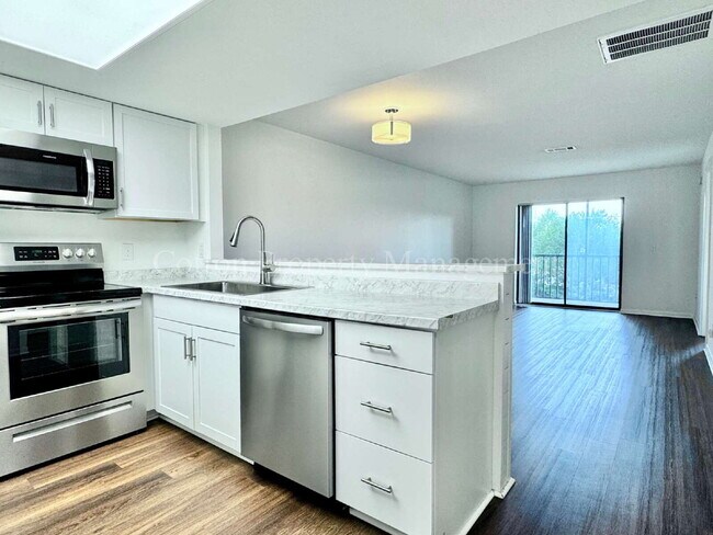 Foto del edificio - 4487 Holly Tree Rd