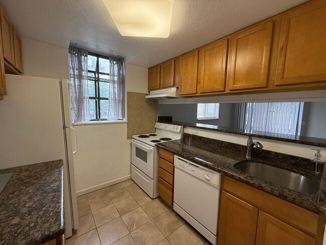 Building Photo - Spinnaker Run Condo
