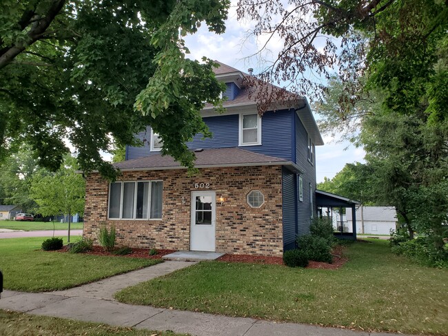 Building Photo - 502 E 1st St S