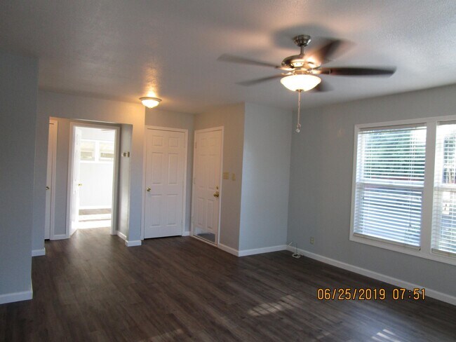 Building Photo - 1604 Elm St