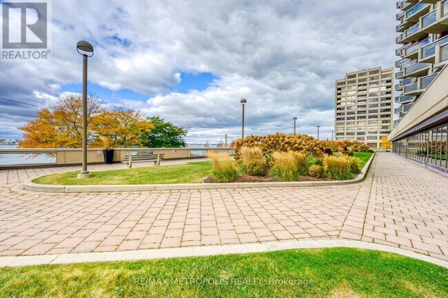 Photo du bâtiment - 155 Front St N