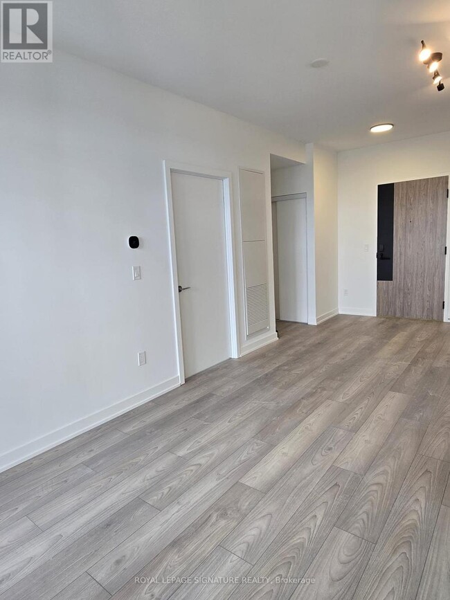 Photo du bâtiment - 1007 The Queensway