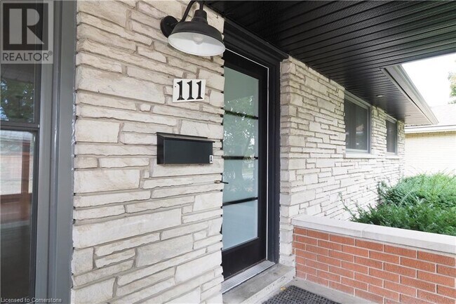 Photo du bâtiment - 111 Midland Dr