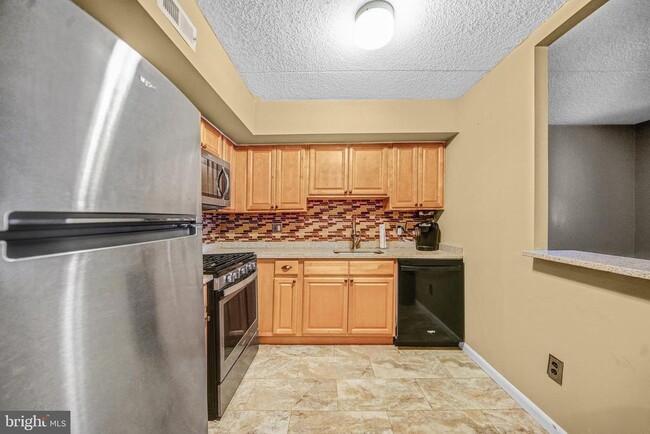 Building Photo - 6902 Hilltop Dr