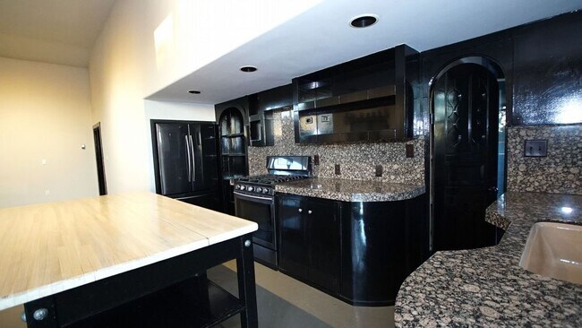 Building Photo - 31 Vista Calabasas B