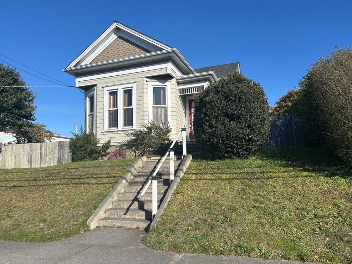 Primary Photo - Beautifully Renovated, Pet Friendly Victor...