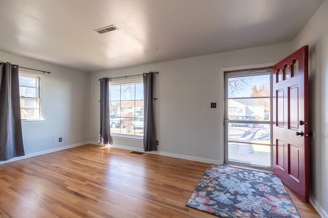 Building Photo - 3323 Alexander Ave