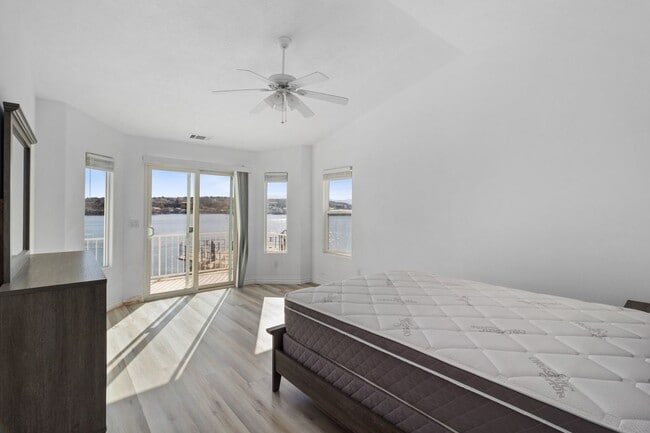 Building Photo - 18075 Lakeview Dr