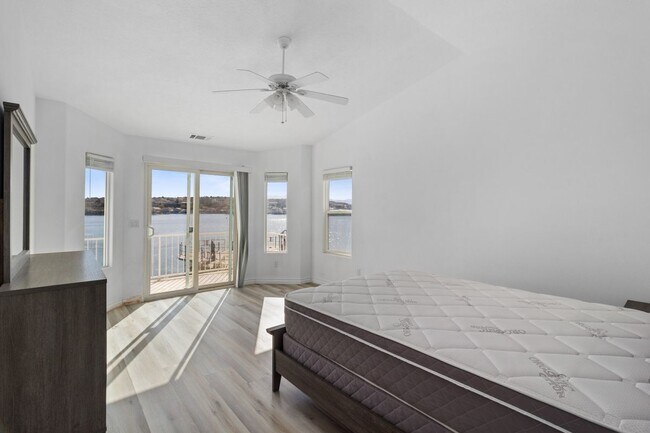 Foto del edificio - 18075 Lakeview Dr