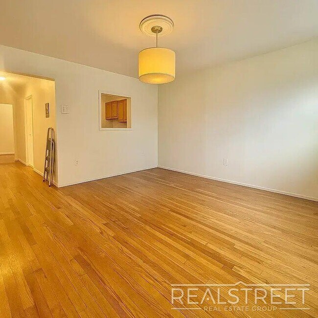 Building Photo - This is a spacious, bright, and sunny 1 bedroom apartment located on one of South Slope/ Greenwood's