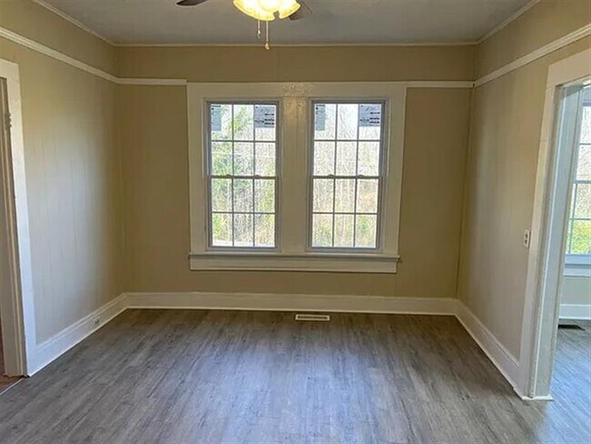 Building Photo - 505 S Elm St