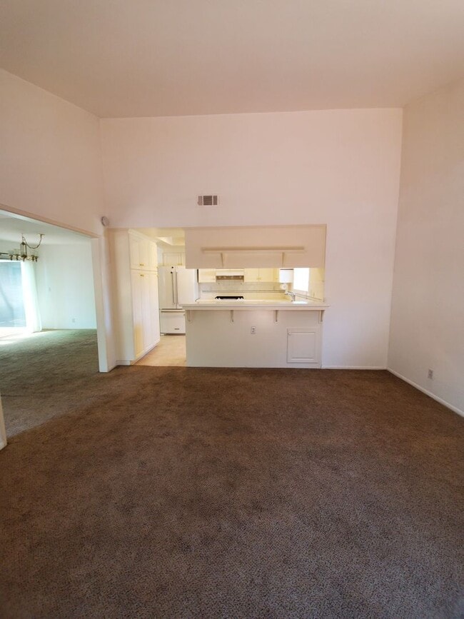 Building Photo - Spacious 4bd/2ba Condo with Double Car Garage