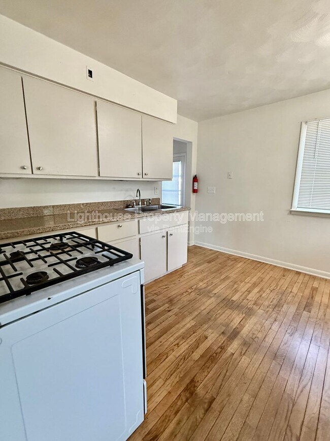 Foto del edificio - 2108 Woodbine Ave