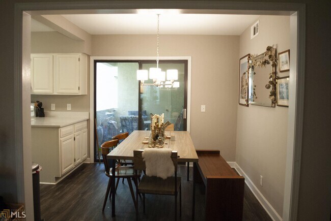 Building Photo - 607 Lismore SE