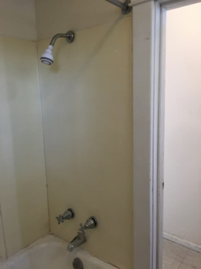 Building Photo - 1 Bedroom Apartment Downtown - Parking & ALL UTILITIES INCLUDED!