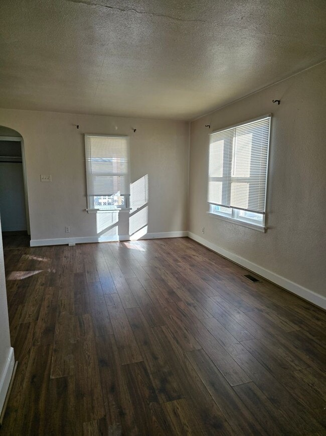 Foto del edificio - 2 Bedroom House w/ Detached Garage